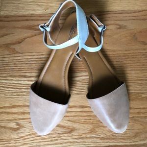 NWOT Lucky Brand tan and silver flats, size 10